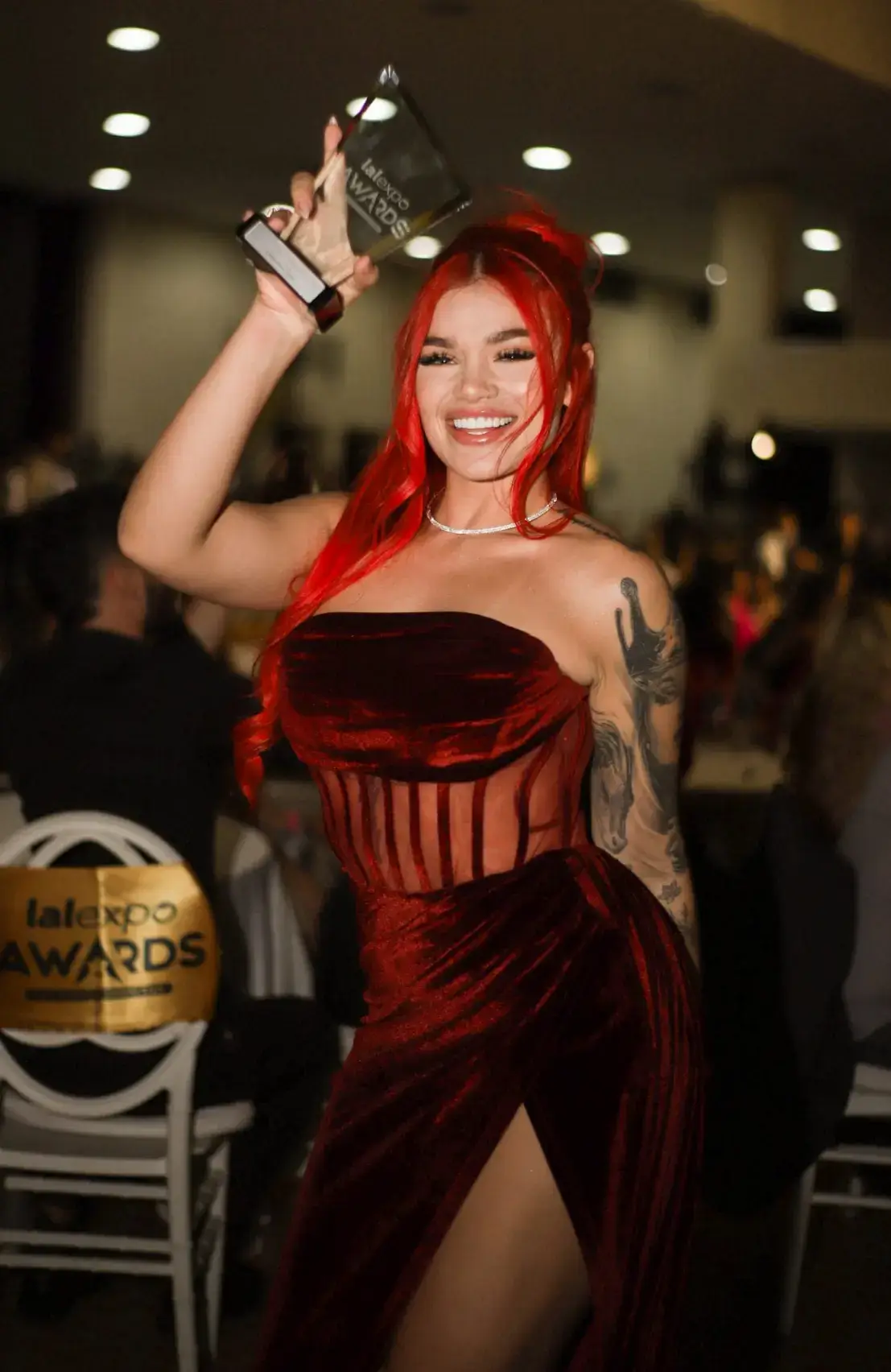 Modelo en una gala como representacion de una presencia aspiracional y premium.